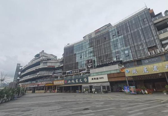 江陽區(qū)春華路一段40號1棟負209號（瀘州兩江美食文化街）